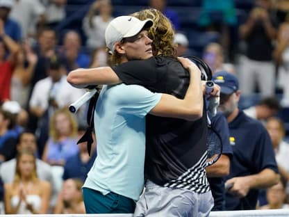 Jannik Sinner und Alexander Zverev umarmen sich bei US Open