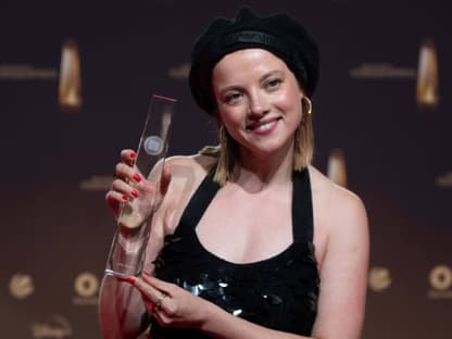 Jella Haase mit dem Deutschen Fernsehpreis für ihre Rolle in "Kleo"