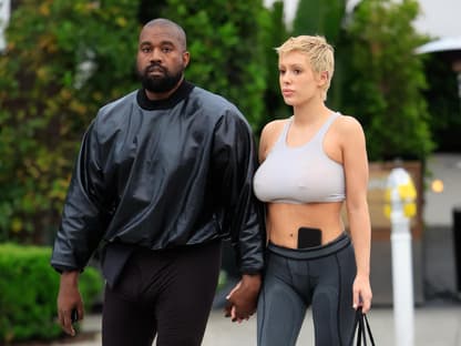 Kanye West und Bianca Censori Hand in Hand auf der Straße