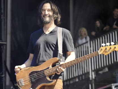 Keanu Reeves 2023 mit Gitarre beim Konzert seiner Band Dogstar in Napa Valley