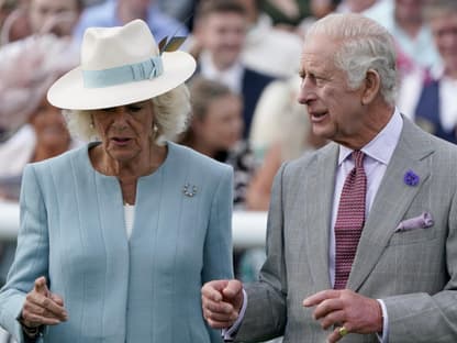 Königin Camilla und König Charles bei einem Pferderennen. 