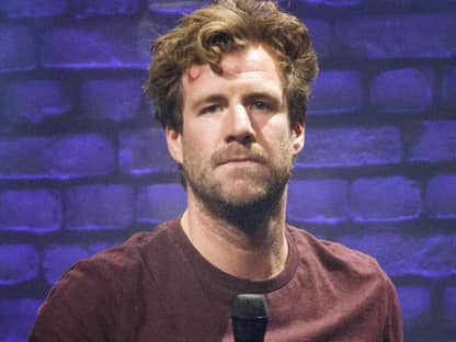 Luke Mockridge sieht ernst aus