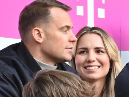 Anika Bissel schaut Manuel Neuer an und lacht