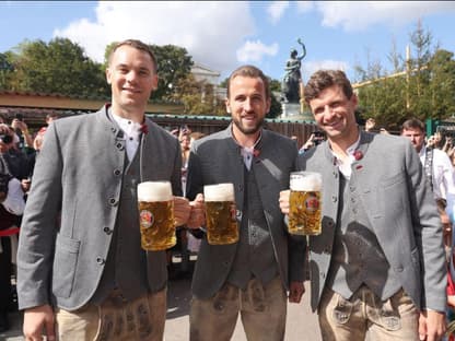 Mannuel Neuer, Harry Kane und Thomas Müller auf dem Oktoberfest 2023