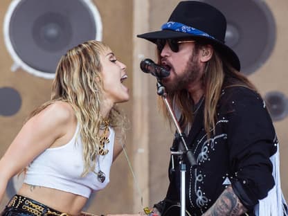 Miley Cyrus und Billy Ray Cyrus singen