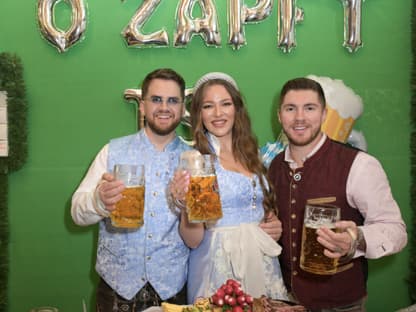 Stars auf dem Münchner Oktoberfest 2023: Joelina Drews und Freund Adrian Louis mit Joey Heindle (r.)