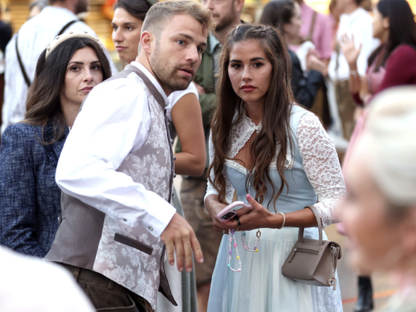 Stars auf dem Münchner Oktoberfest 2023: Sarah Engels und Julian Engels