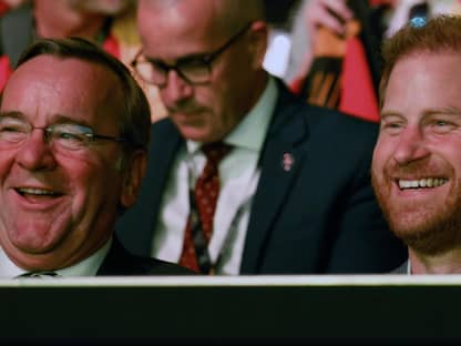 Prinz Harry und der deutsche Verteidigungsminister Boris Pistorius lachen.