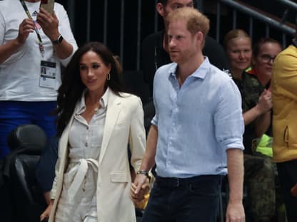 Prinz Harry und Ehefrau Meghan in Düsseldorf auf der Straße.