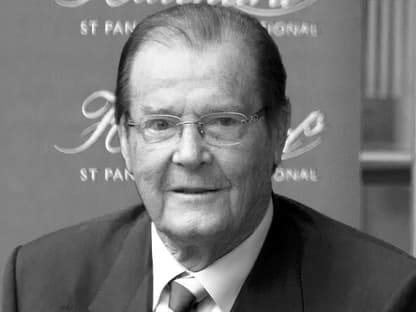 Roger Moore mit Brille, schwarz-weiß