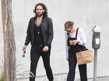 Russell Brand spaziert mit Ehefrau Laura Gallacher durch Los Angeles