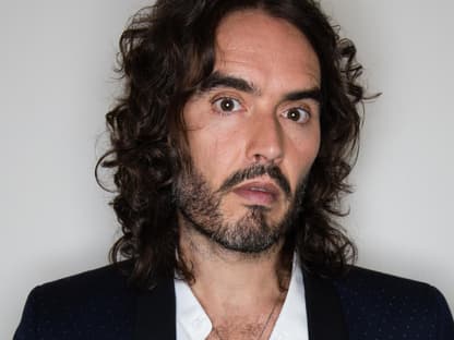 Russell Brand sieht mit aufgerissenen Augen in die Kamera