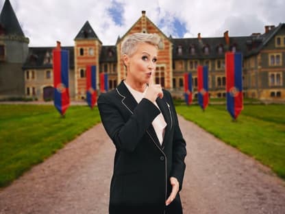 Sonja Zietlow Pressefoto Die Verräter, steht vor dem Schloss