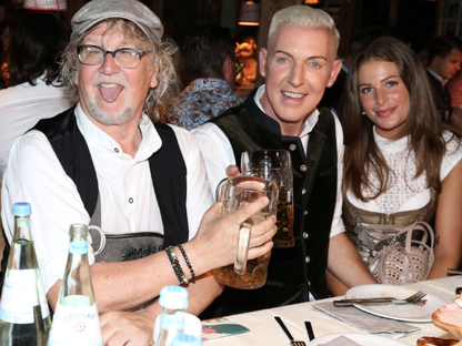 Stars auf dem Münchner Oktoberfest 2023: Martin Krug, H.P. Baxxter, Freundin Sara