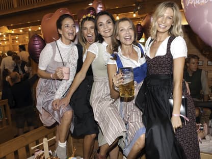 Stars auf dem Münchner Oktoberfest 2023: Madlwiesn mit Judith Dommermuth, Laura Wontorra, Nadine Warmuth, Ursula Karven und Sarah Brandner (v.l.)