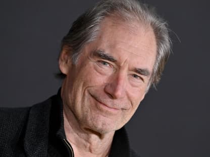 Timothy Dalton lächelt in die Kamera