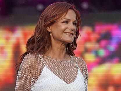 Andrea Berg lächelt zur Seite