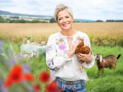 "Bauer sucht Frau" 2023: Moderatorin Inka Bause mit Huhn auf dem Arm 