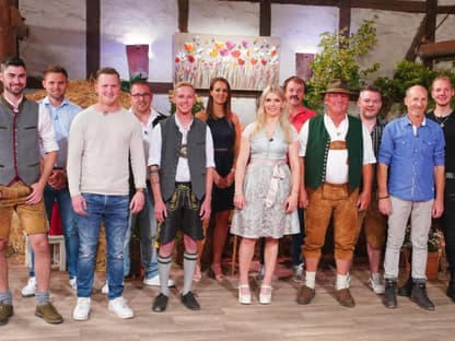 "Bauer sucht Frau": Staffel 19 (2023) - Scheunenfest Gruppenbild mit allen Kandidaten