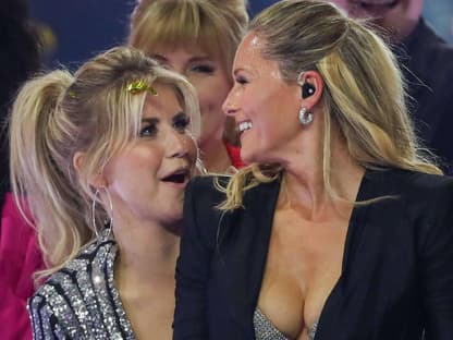 Beatrice Egli guckt Helene Fischer verblüfft an