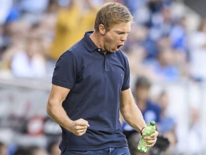 Fußball-Bundestrainer Julian Nagelsmann in blauem Polohemd 