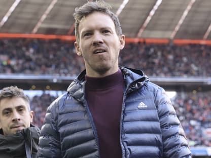 Fußball-Bundestrainer Julian Nagelsmann in blauer Steppjacke