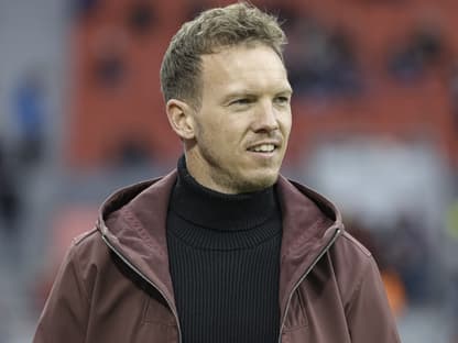 Fußball-Bundestrainer Julian Nagelsmann in bordauxroter Jacke 