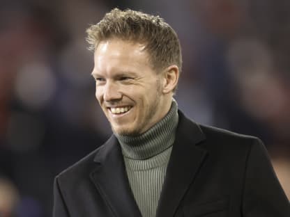 Fußball-Bundestrainer Julian Nagelsmann in Rollkragenpulli und Jackett