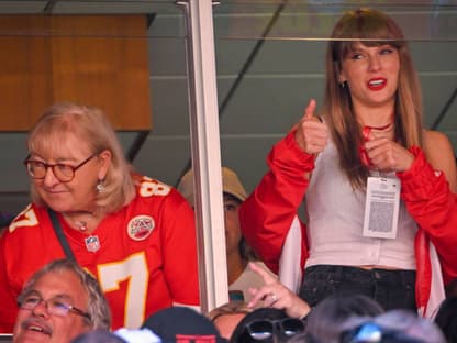 Donna Kelce und Taylor Swift bei einem Spiel von Travis Kelce