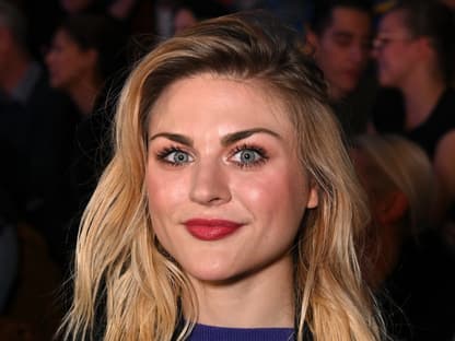 Frances Bean Cobain lächelt