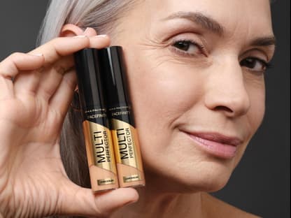 Frau stellt Multi Perfector Concealer vor