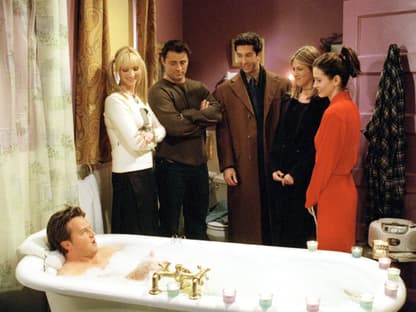 "Friends"-Szene, in der Matthew Perry in der Badewanne liegt - die anderen umringen ihn 