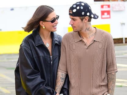 Hailey Bieber und Justin Bieber halten Händchen