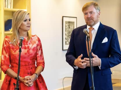 Königin Maxima und König WIllem-Alexander stehen bei ihrem Besuch in Südafrika nebeneinander.