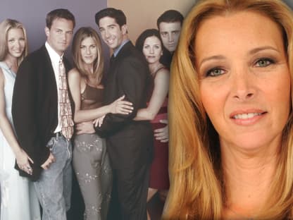 Lisa Kudrow ernst - im Hintergrund Gruppenfoto "Friends"