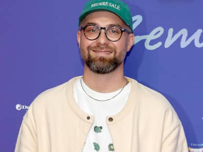 Mark Forster mit Cap und Brille