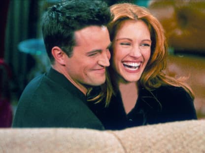 Matthew Perry und Julia Roberts lachen am "Friends"-Set