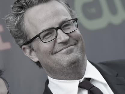 Matthew Perry lächelt mit Brille