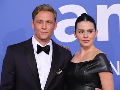 Matthias Schweighöfer und Ruby O. Fee auf der amfAR Gala, 2023