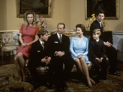 Prinzessin Anne früher mit offenen Haaren - Familienfoto mit der Queen, Prinz Philip, Prinz Edward, Prinz Andrew und Prinz Charles