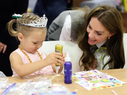 Prinzessin Kate mit einem Kind. 