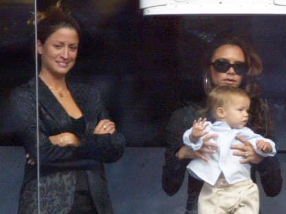 Rebecca Loos und Victoria Beckham mit Sohn Romeo auf dem Arm im September 2003 