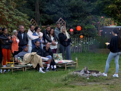 "Sommerhaus der Stars" 2023 - Gruppenbild beim Lagerfeuer 