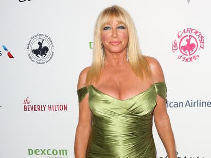 Suzanne Somers im grünen Kleid