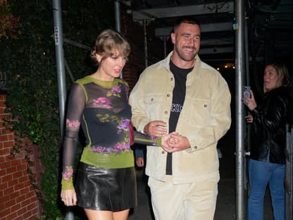 Taylor Swift und Travis Kelce halten Händchen