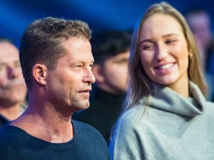 Til Schweiger und Sandra Biehl sitzen nebeneinander