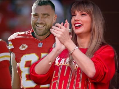 Travis Kelce lächelt, Taylor Swift applaudiert