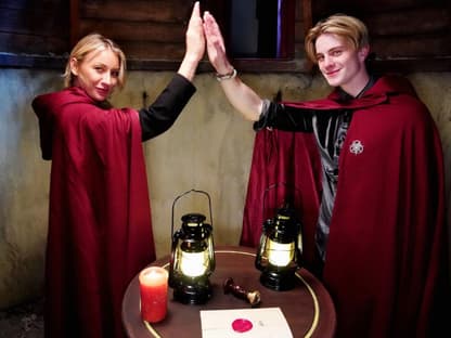 Anna-Carina Woitschack und Vincent Gross machen einen High-Five bei "Die Verräter"