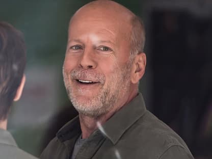 Bruce Willis lächelt