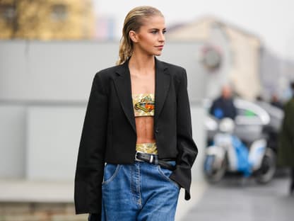 Caro Daur im Street style guckt nach rechts zur Seite